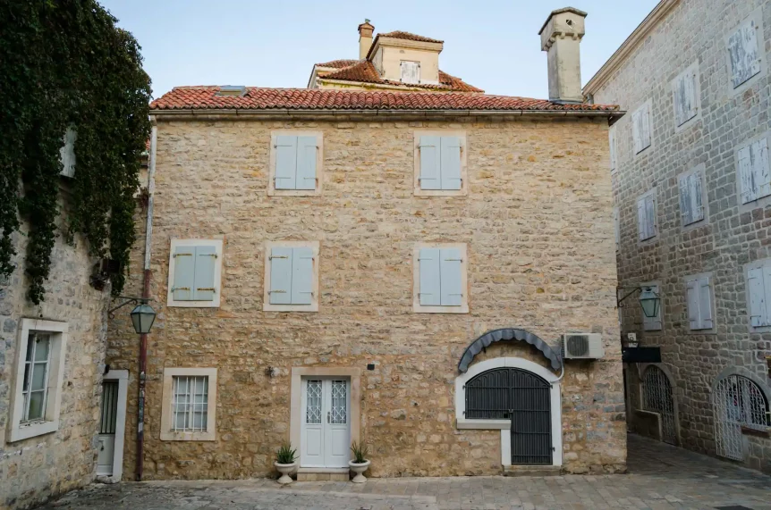 rénovation de la façade d'une maison en pierre avec AM Rénovation
